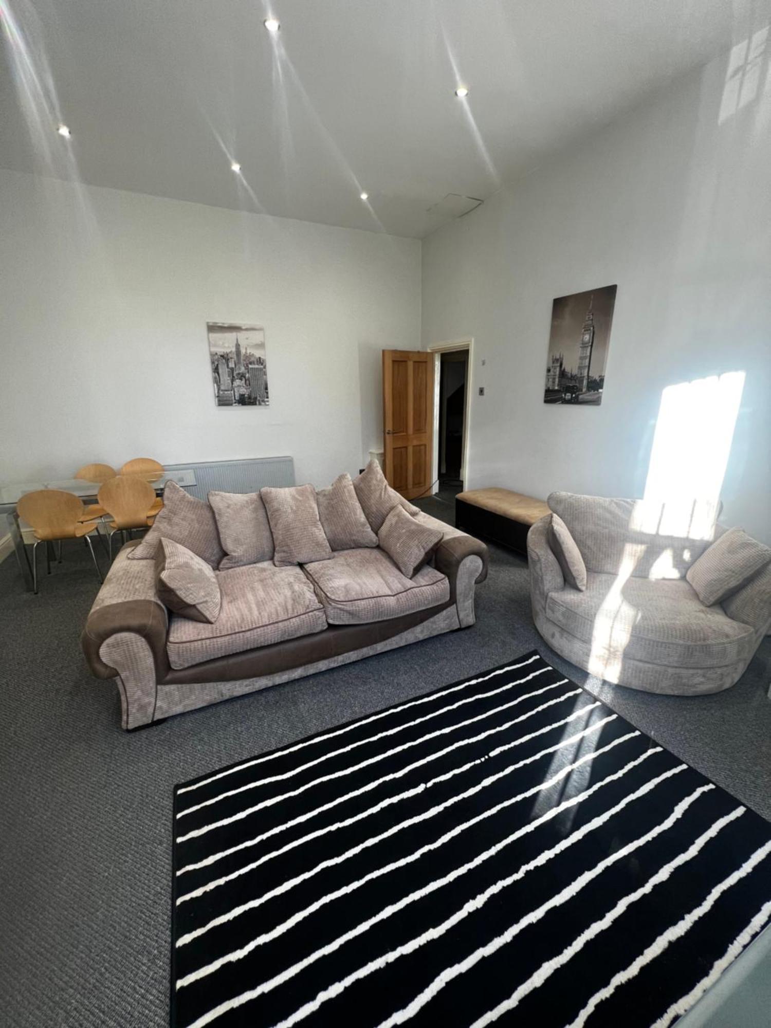 No 3 - Large 1 Bed Near Sefton Park And Lark Lane * Liverpool